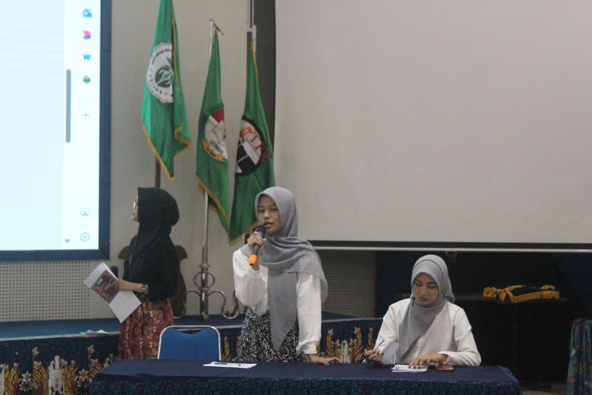 Sesi Debat kandidat calon ketua dan wakil HMKM Paslon 1